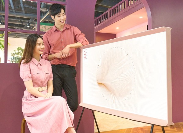 삼성전자 모델이 라이프스타일 TV ‘더 세리프’ 블라썸 핑크 제품을 소개하고 있다 [사진=삼성전자]