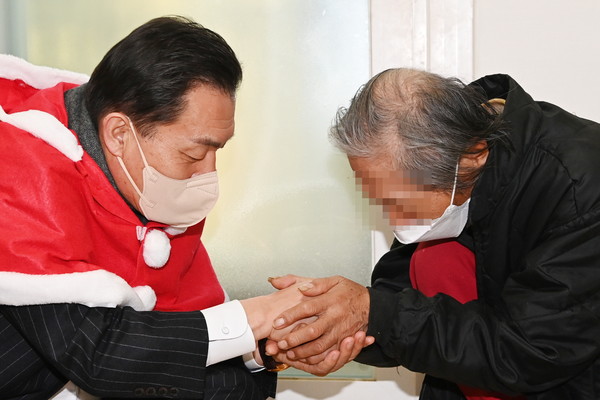 이재준 수원시장이 김장을 전달한 후 시민의 손을 잡고 이야기를 나누고 있다.[사진=수원특례시]