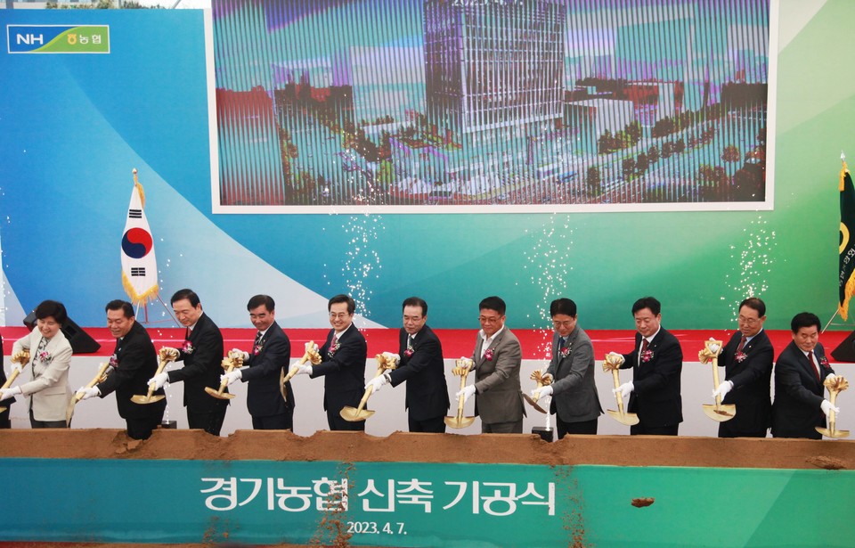 7일 경기농협 신청사 기공식에서 이성희 농협중앙회장, 김동연 경기도지사, 염종현 경기도의회 의장, 임태희 경기도교육감, 이재준 수원특례시장 등 내빈들이 시삽을 하고 있다 [사진=홍승혁 기자]