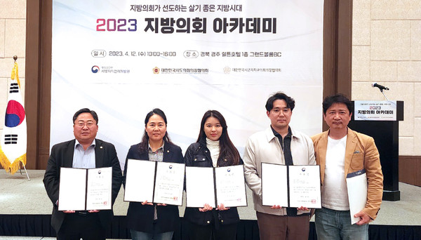 (왼쪽부터) 박현수, 국미순, 김소진, 최원용, 현경환 의원이 기념촬영을 하고 있다.[사진=수원특례시의회]