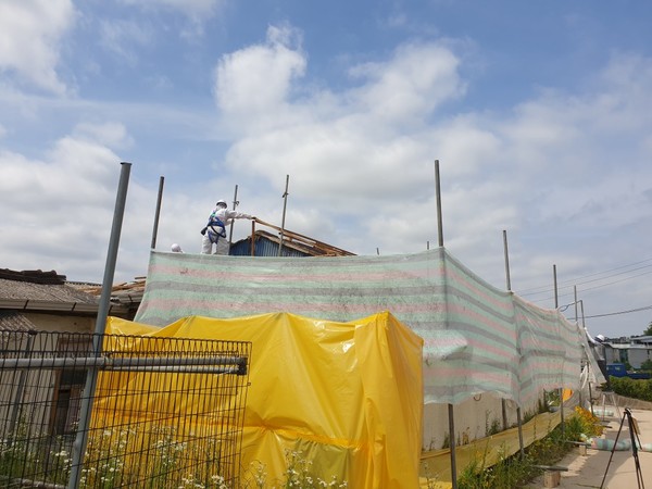 석면 슬레이트 철거·지붕개량 공사를 진행하고 있는 모습[사진=수원특례시]