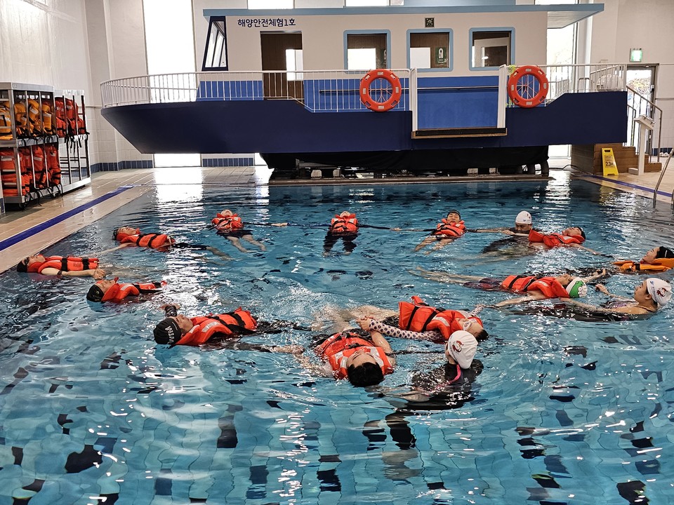 경기해양안전체험관 생존수영 프로그램 모습 [사진=경기해양안전체험관]