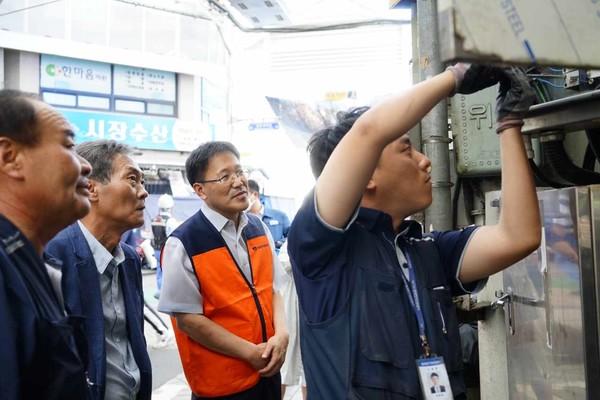 전통시장 전기 안전점검 [사진=경기지방중소벤처기업청]