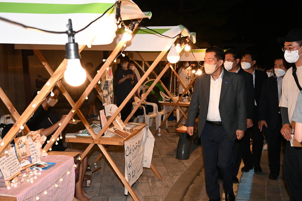 지난해 수원 문화재 야행 행사를 방문한 이재준 수원특례시장이 주민들이 참여한 마켓을 둘러보고 있다. [사진=수원시]