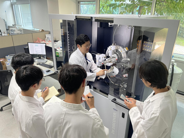X-선 회절분석기(XRD: X-ray Diffractometer)의 구동 원리에 대한 교육을 진행하고 있는 모습 [사진=차세대융합기술연구원]
