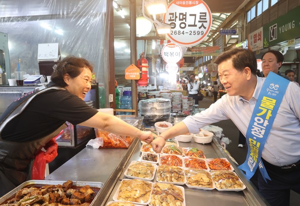 박승원 광명시장이 경기침체로 어려움을 겪는 시장 상인들을 격려하고 있다.