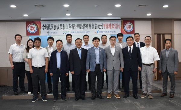사진설명) 경기평택항만공사는 지난 31일 이병진 국회의원실 주관으로 평택항을 방문한 중국 산동성정부 주한국경제무역처 대표단에게 평택항 설명회를 개최했다. 사진은 참석자들이 기념촬영을 하고 있다.