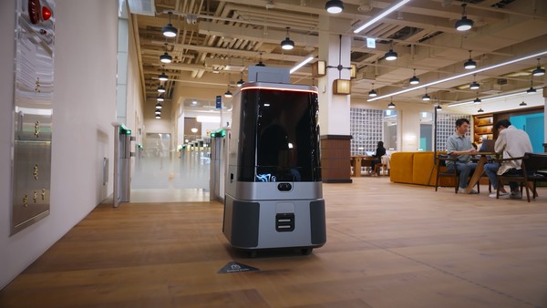 현대차그룹이 「MARS 2025」에서 선보일 DAL-e Delivery 로봇. 스스로 목적지까지 음료를 전달하고 있다.